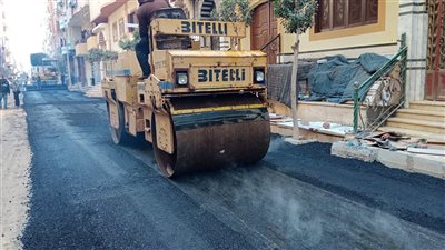 بدء أعمال رصف عدد من شوارع ملوي بالمنيا | صور 