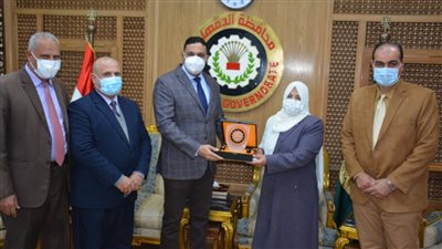 محافظ الدقهلية يكرم رئيسة لجنة امتحانات الإعدادية بمدرسة العروبة بالسنبلاوين| صور 