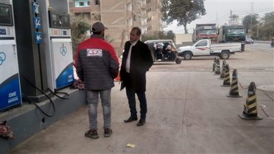 رؤساء أحياء الجيزة يتفقدون محطات الوقود للتأكد من الالتزام بتعريفة الركوب| صور