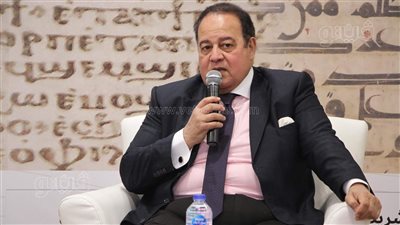 تستحق الدراسة.. جمال الشاعر يكشف رأي نجيب محفوظ في الأغاني الشعبية | صور