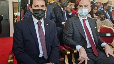 وزير الرياضة يصل ملعب مباراة مصر والسنغال.. ويلتقي رئيس فيفا | صور