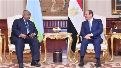 السيسي يستقبل رئيس جيبوتي بمطار القاهرة.. صور