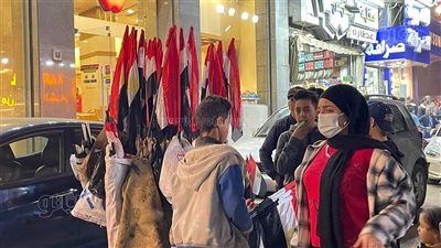 إقبال على شراء الأعلام في الجيزة قبل انطلاق مباراة مصر والسنغال|فيديو وصور
