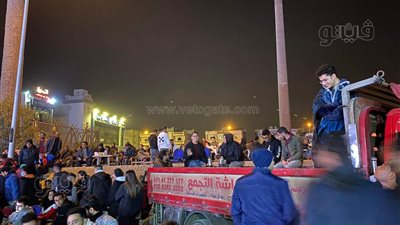 بعد امتلاء المقاهي.. شباب التجمع يستعينون بسيارة نصف نقل لمشاهدة مباراة مصر والسنغال | صور