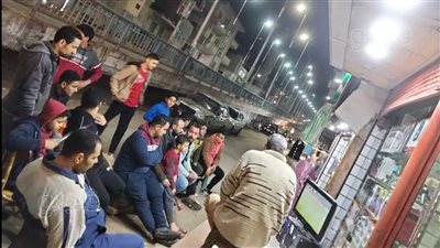 رغم البرد.. المنايفة يتجمعون فى الشوارع لتشجيع المنتخب