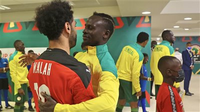كواليس لقاء محمد صلاح وساديو ماني قبل مباراة مصر والسنغال | فيديو