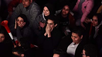 15 صورة ترصد حزن مشجعي المنتخب بمركز شباب الجزيرة بعد الهزيمة أمام السنغال