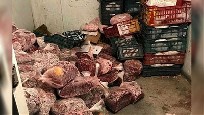 إعدام لحوم ودواجن فاسدة في سوبر ماركت شهير بشمال الجيزة