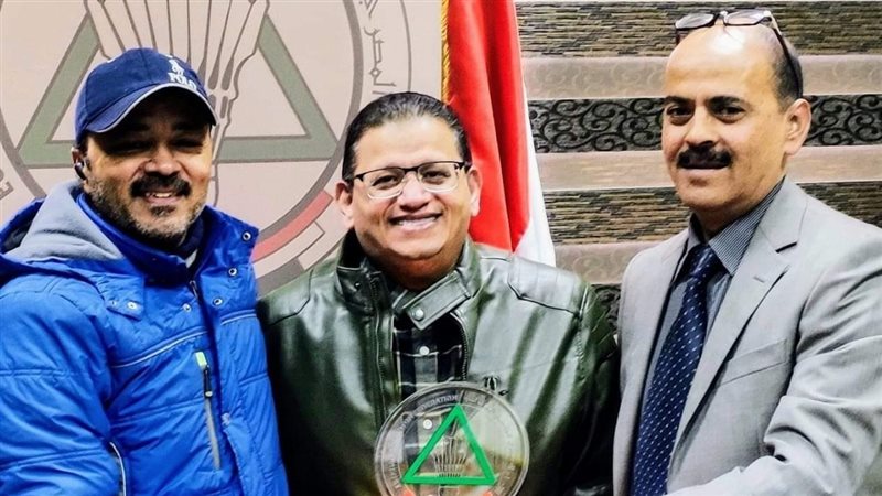 مسؤولو الريشة الطائرة