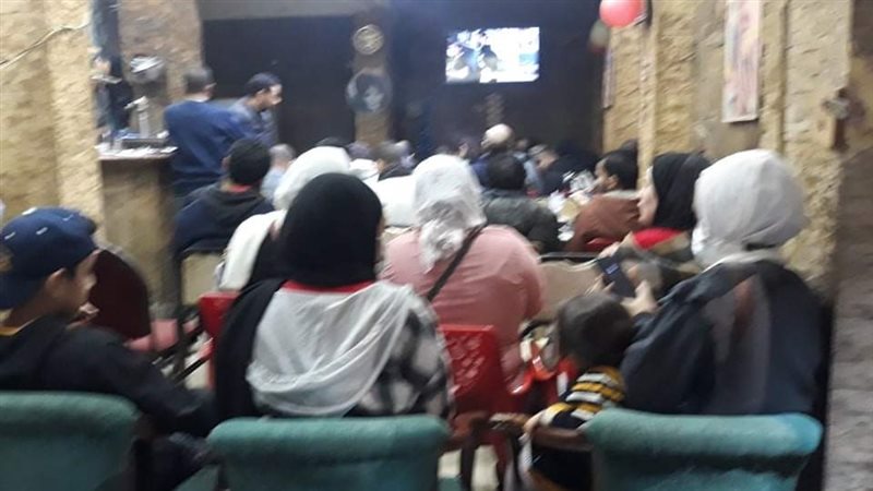 السيدات تتصدر المقاهي