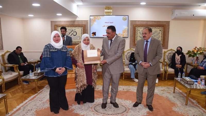 محافظ مطروح يكرم