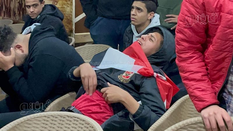 بكاء مشجع بعد هزيمة