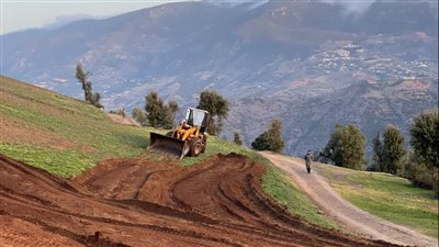 الجرافات المغربية تجهز مكان صلاة الجنازة على الطفل ريان |صور