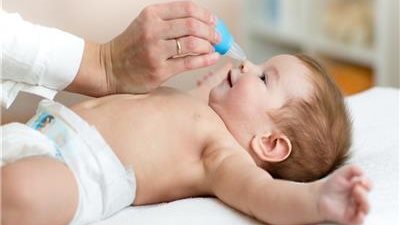 للأمهات.. تسليك أنف الأطفال أثناء نزلات البرد يحميهم من مخاطر عديدة