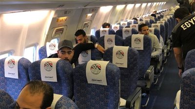 حزن وغضب على وجوه الجميع.. بعثة منتخب مصر تصل القاهرة بعد خسارة نهائي إفريقيا | فيديو