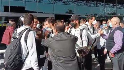 عقب وصولهم من الكاميرون.. لاعبو الأهلي يودعون أسرهم بمطار القاهرة للسفر إلى الإمارات | فيديو 