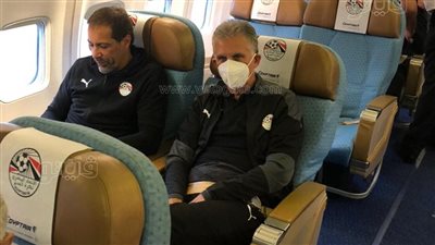 مطار القاهرة يحتفل بلاعبي المنتخب الوطني بتقديم الورود | فيديو 