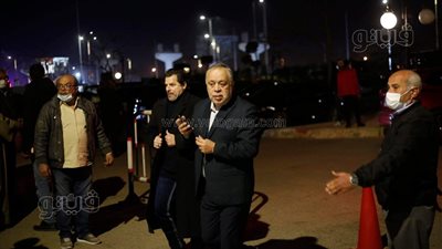 أشرف زكي يقدم واجب العزاء في والدة المنتج محسن جابر | فيديو وصور