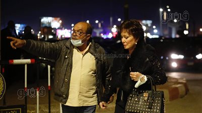 لبلبة وطارق الشيخ يقدمان العزاء في والدة محسن جابر | فيديو وصور