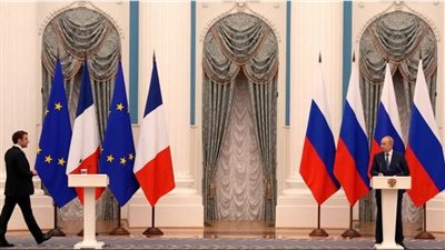 سابه ومشى.. بوتين يهين إيمانويل ماكرون بعد انتهاء مؤتمرهما الصحفي | فيديو