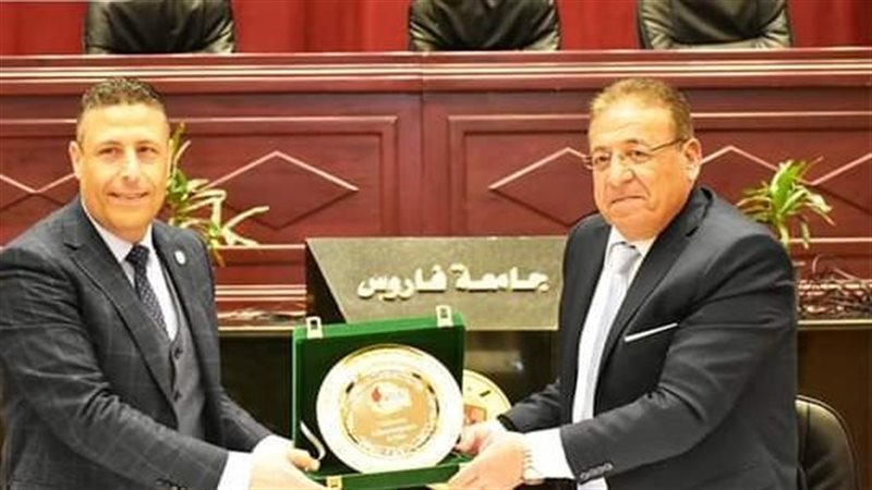 رئيس أموك يتسلم درع