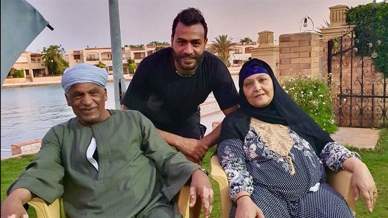أبو جبل رفقة والدته