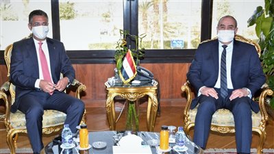 وزير الطيران ورئيس هيئة البريد يبحثان تطوير خدمة الشحن والخدمات اللوجستية