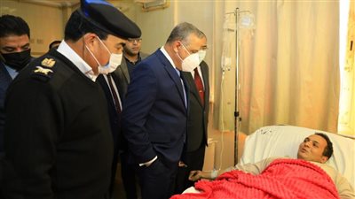 محافظ سوهاج يطمئن على الحالة الصحية للنقيب 