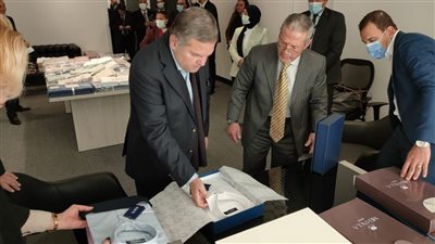 وزير قطاع الأعمال يزور شركة 