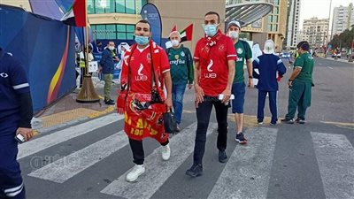 شاهد كيف استقبل مشجع أهلاوي فريق بالميراس بملعب آل نهيان؟| فيديو