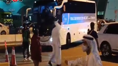 لحظة وصول فريق الأهلي إلى ملعب آل نهيان لمواجهة بالميراس | فيديو