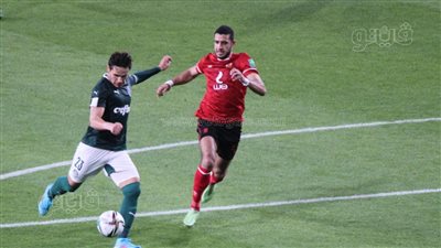 بجوار رئيس الاتحاد الدولي.. مؤمن زكريا يؤازر الأهلى أمام بالميراس | فيديو