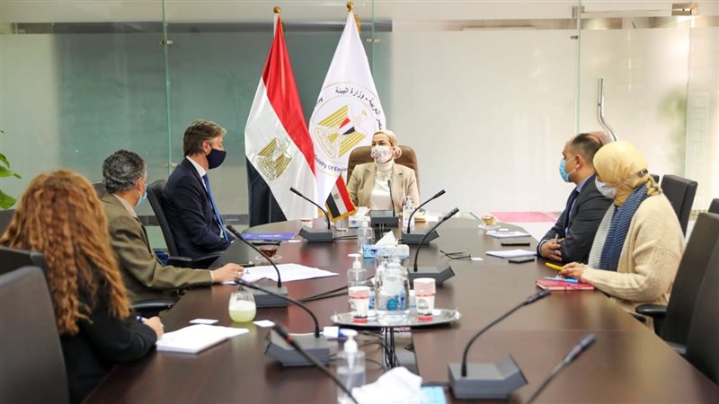 وزيرة البيئة في اجتماع