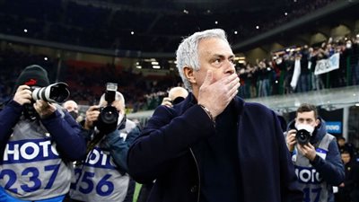 الحب الحقيقي.. استقبال حار من جماهير إنتر ميلان لمورينيو قبل مواجهة روما |فيديو