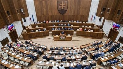 بالأيدي وزجاجات المياه.. شجار في البرلمان السلوفاكي بسبب معاهدة عسكرية مع أمريكا