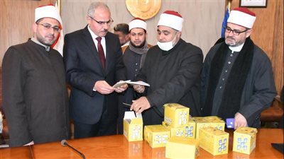وفد وزارة الأوقاف يسلم سلسلة 
