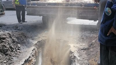 إصلاح ماسورة صرف صحى بشارع النقراشي في جنوب الجيزة | صور