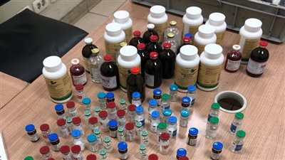 ضبط راكبة حاولت تهريب أدوية بيطرية حول جسدها بمطار القاهرة