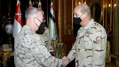 وزير الدفاع يلتقي قائد القيادة المركزية الأمريكية