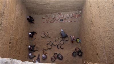 الآثار تعلن الكشف عن خبيئة لمواد التحنيط في أبو صير