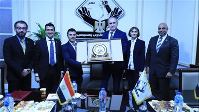 سفير بيلاروسيا يزور تنسيقية شباب الأحزاب.. ويشيد بـ«قوة التجربة»