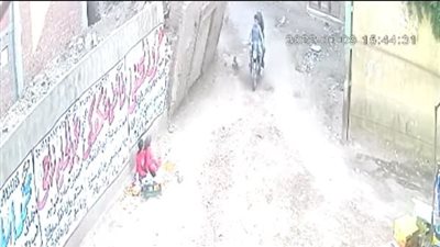 لحظة انهيار سور مبنى بشكل مفاجئ على المارة بالمنوفية | فيديو