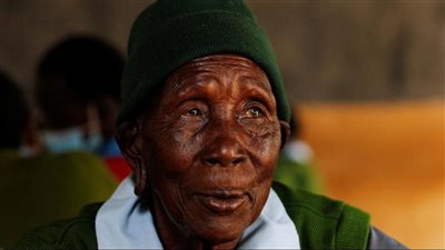 عجوز تعود إلى مقاعد الدراسة في سن 99 وتحلم بأن تصبح طبيبة | صور