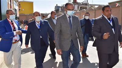 مسئولو الإسكان يزورون مصنعا لإنتاج الطلمبات والمحركات الخاصة بمشروعات المياه والصرف