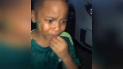 يعشق مصر ومحمد صلاح.. طفل سنغالي يبكي حزنًا ويخلع قميص بلاده|فيديو