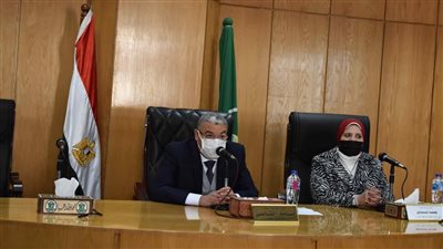 محافظ المنيا يسلم 260 مشروعا تنمويا للشباب