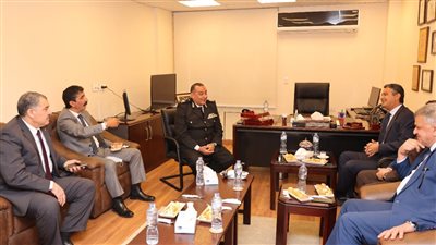 فاروق يستمع لمقترحات ضباط شرطة البريد لتطوير آليات تأمين المباني وحركة نقل الأموال