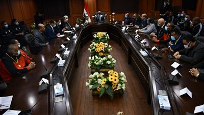 وزير الرياضة يكرم منتخبي كرة السلة للكراسي المتحركة والباراتايكوندو