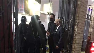 الحزن يسيطر على عمرو مصطفى في عزاء والدته |فيديو