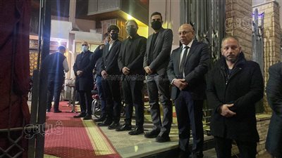 محسن جابر وأمير طعيمة وهاني رمزي يقدمون واجب العزاء في والدة عمرو مصطفى | فيديو وصور